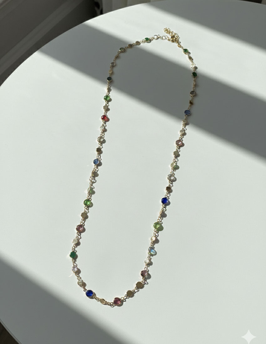 Collar largo con cristales de colores multiformas
