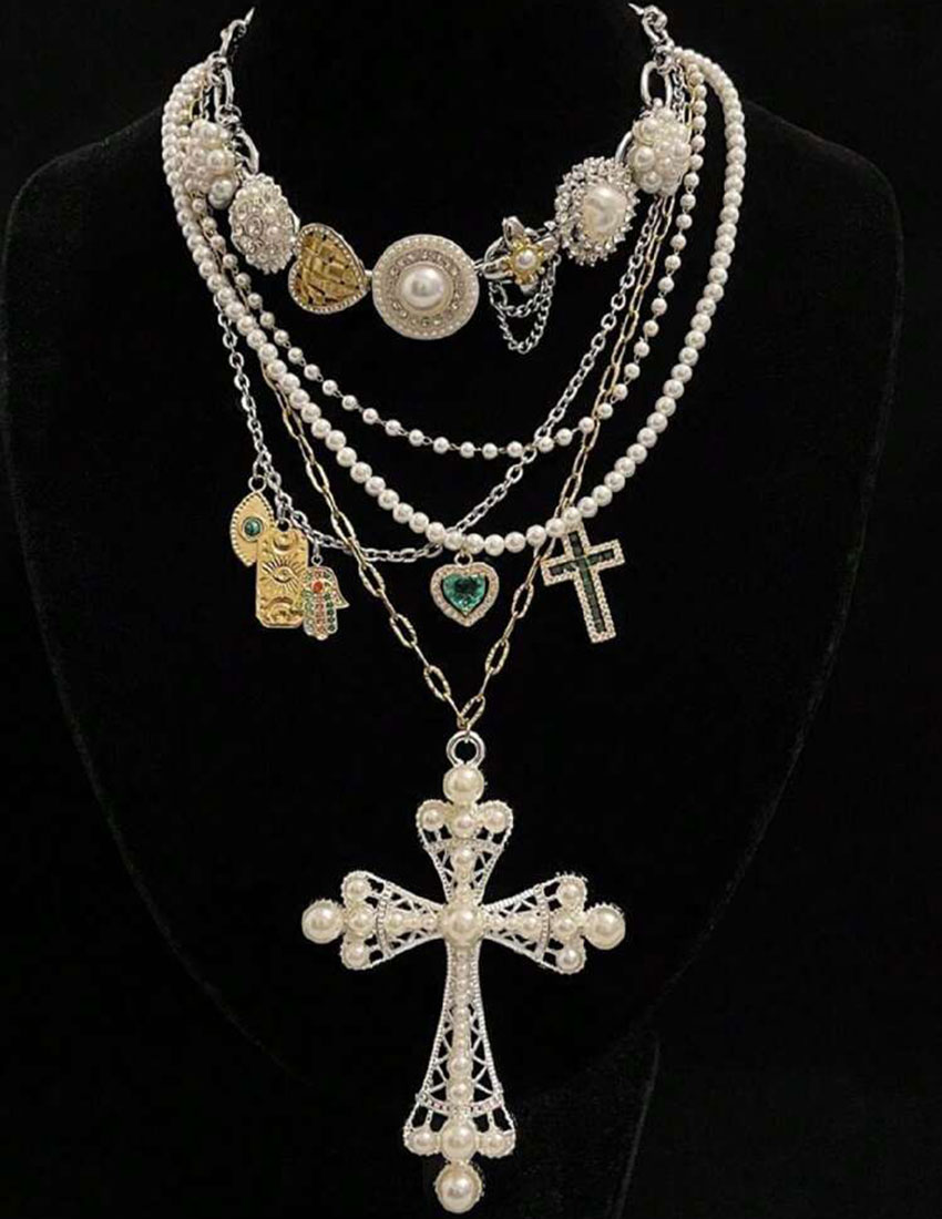 Collar layering, cruz y corazón vintage en titanio