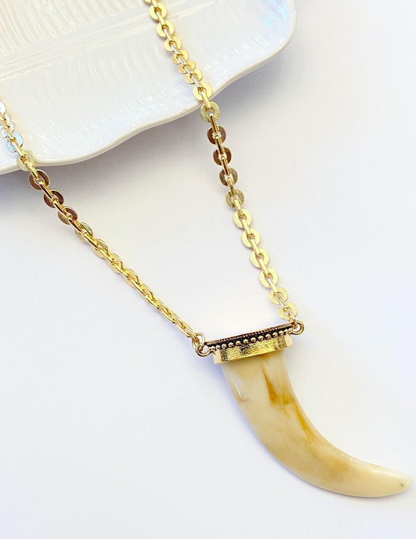 Collar largo cadena dorado dije cuerno imitación marfil