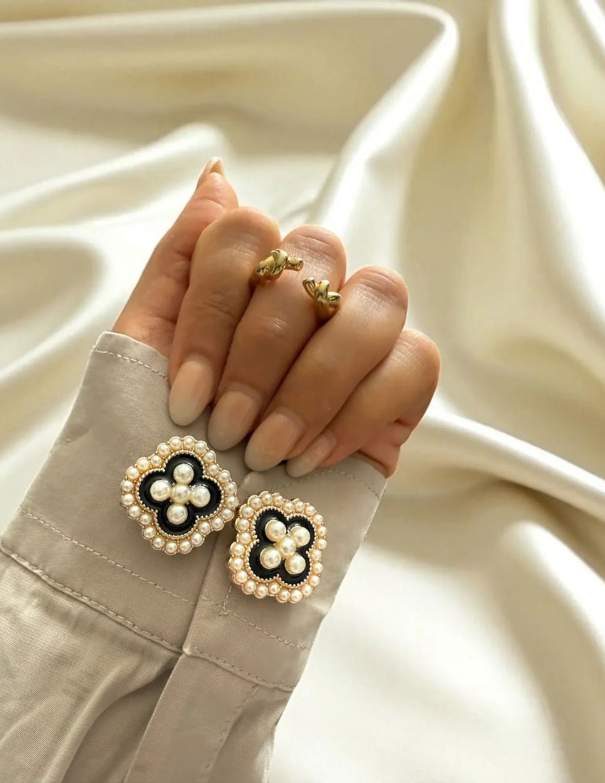 Cubierta de botón diseño flor color negro con perlas de imitación