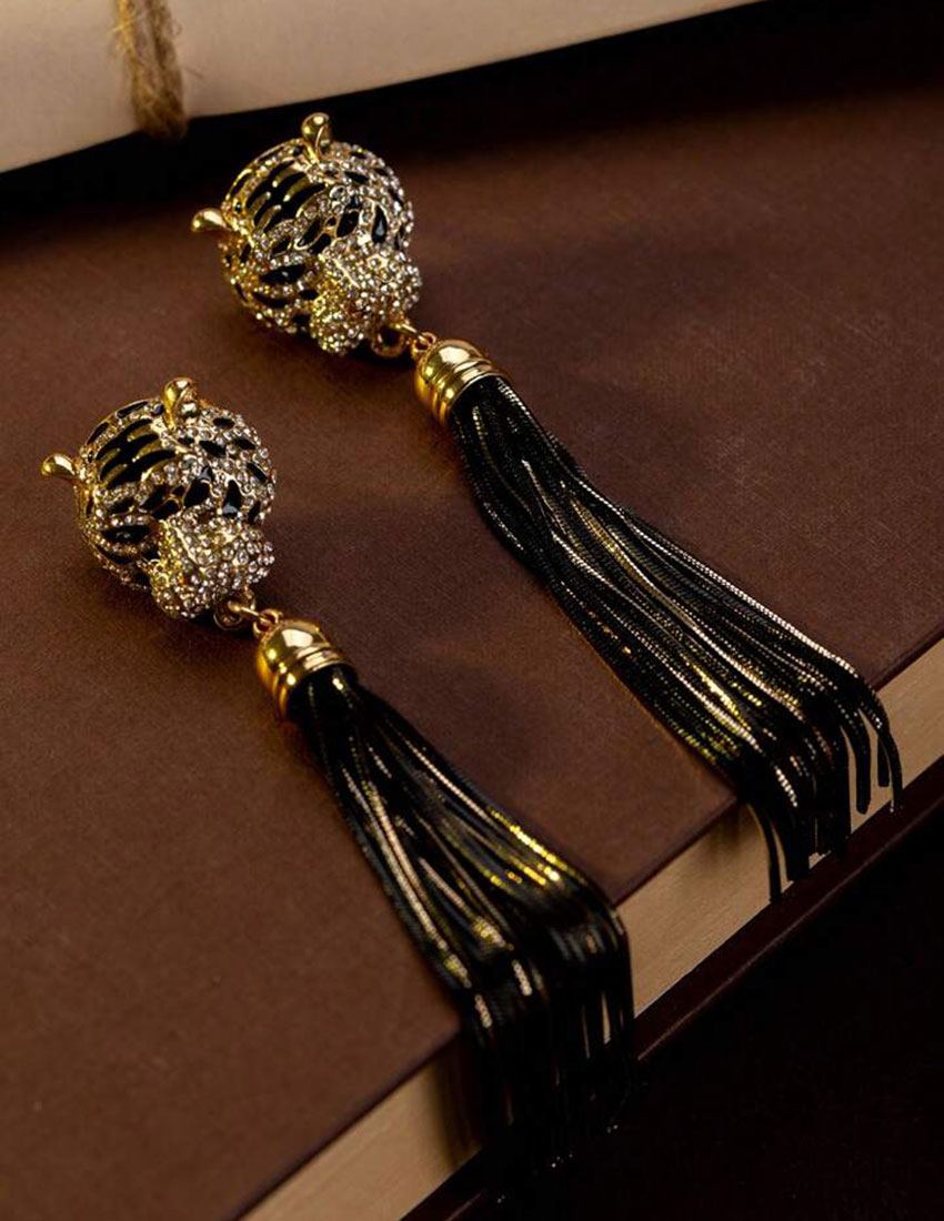 Aretes largos diseño pantera  con cadenitas en color negro