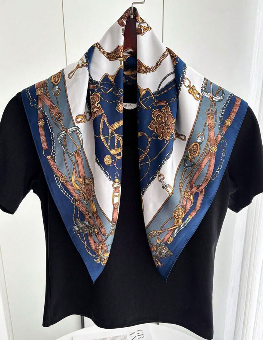 Mascada con estampado de cadenas y herraduras de color azul marino y blanco
