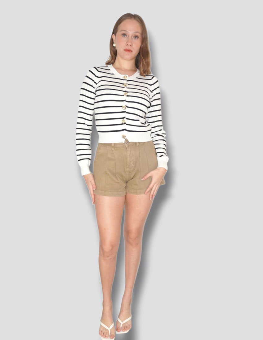 Short denim, color camel con pinzas frontales