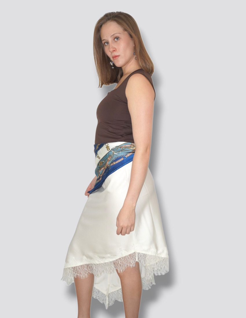 Falda de satin color blanco, asimétrica con encaje