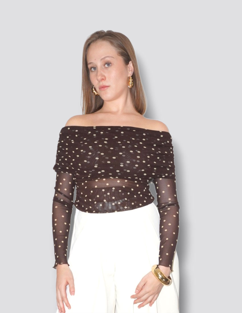 Blusa escote bardot, hombros descubiertos en mesh cafe polka dots beige