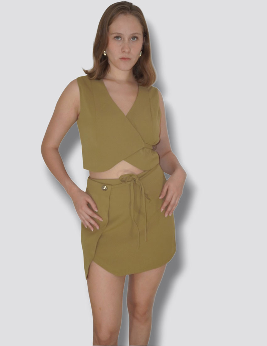 Set de Chaleco y mini falda  color verde seco con diseño cruzado