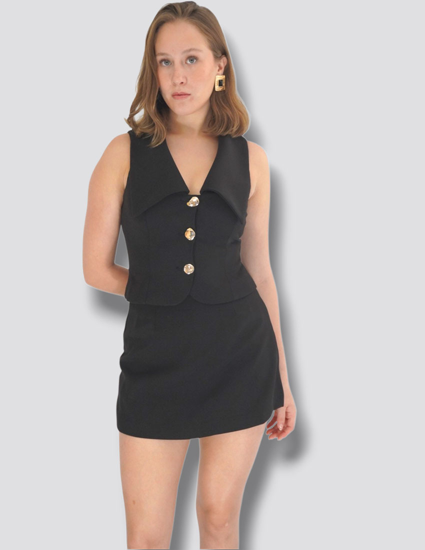 Set de chaleco y falda short tipo sastre botones asimétricos dorados