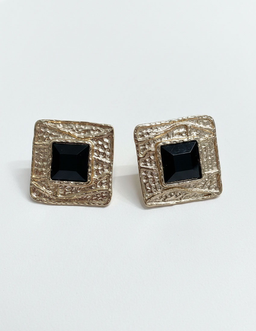 Pendientes cuadrados en dorado y piedra negra en el centro