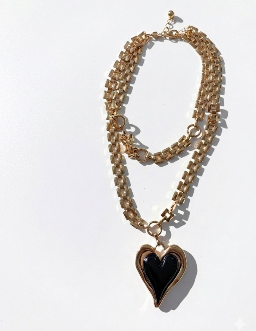 Collar doble cadena con dije de corazón en negro