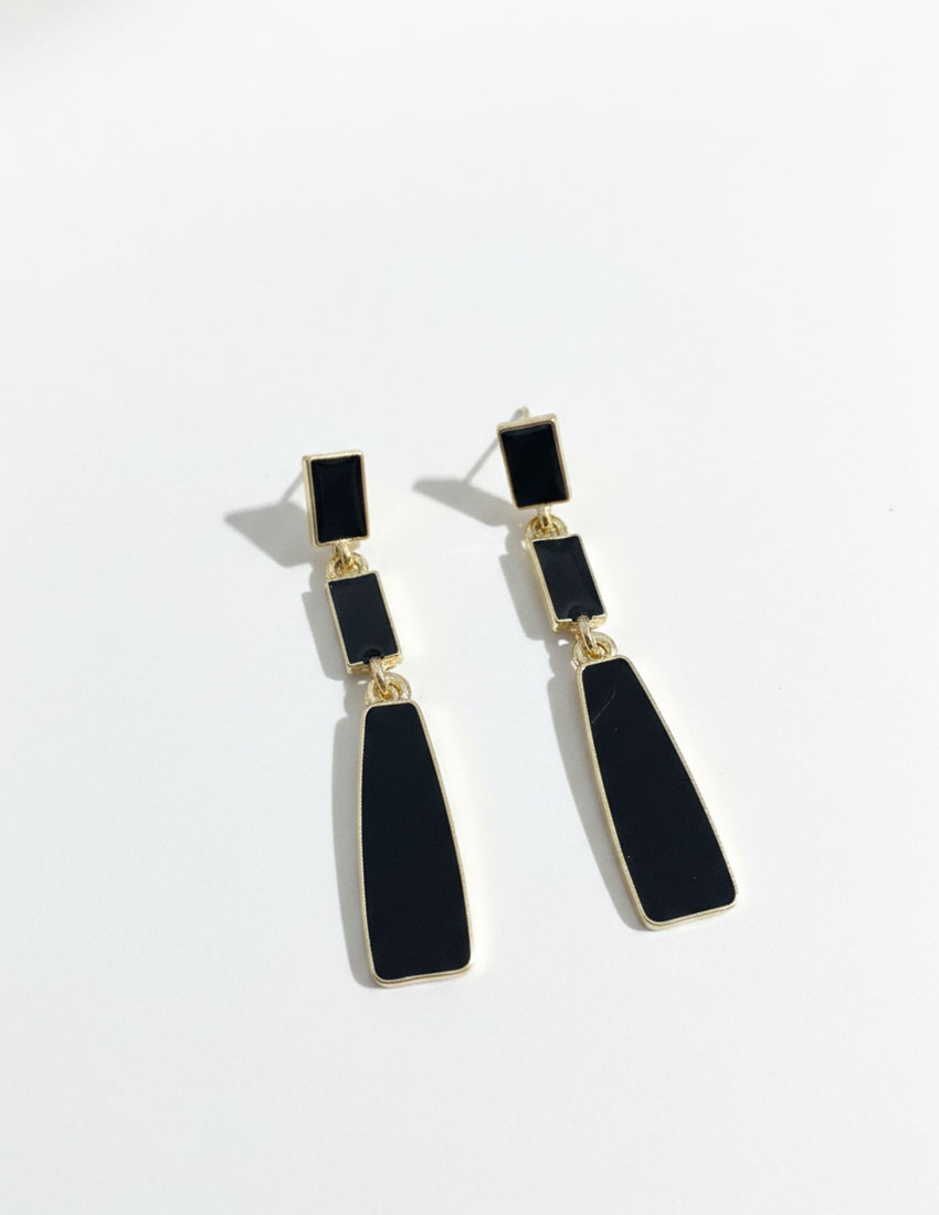 Aretes colgantes con acabado dorado y onix negro de imitación