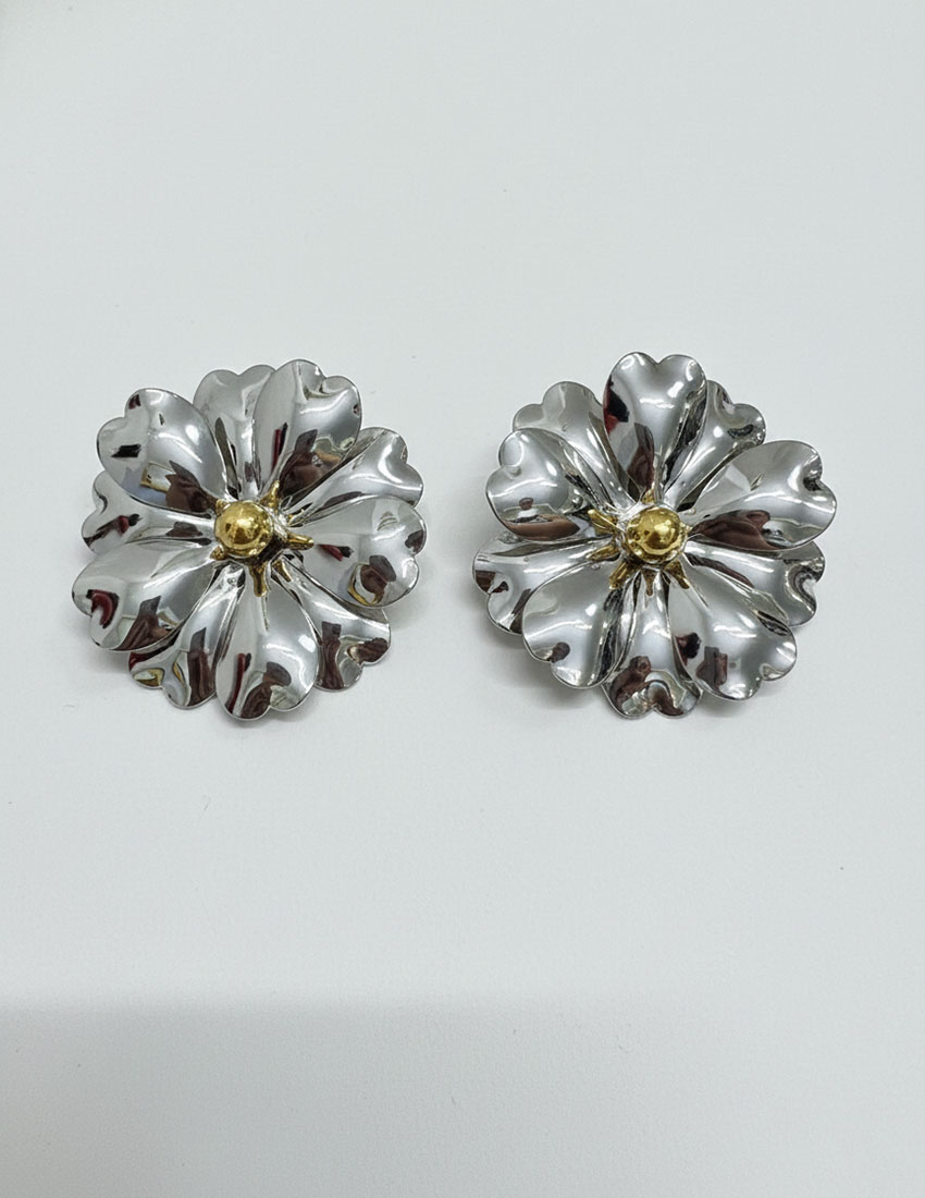 Aretes grandes con diseño de flor plateados y dorado